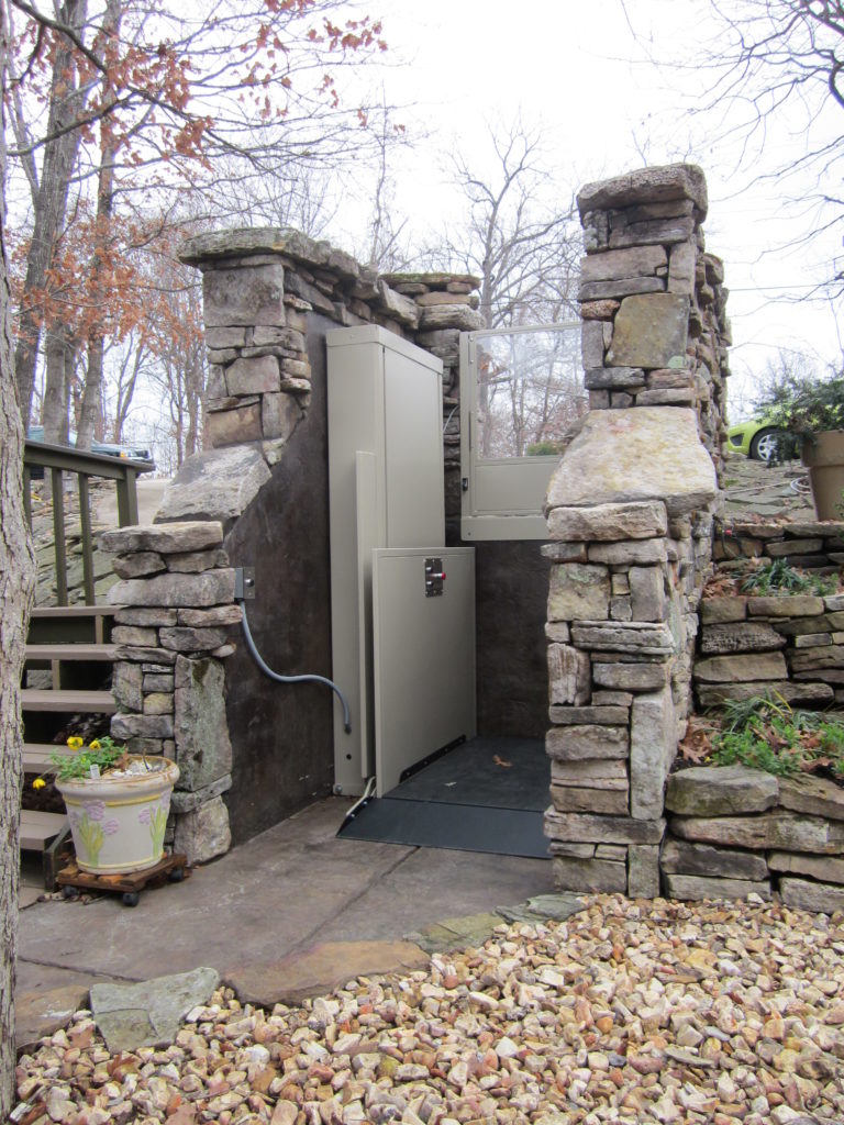 Outdoor residential vertical platform lift