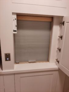 Dumbwaiter with the door closed