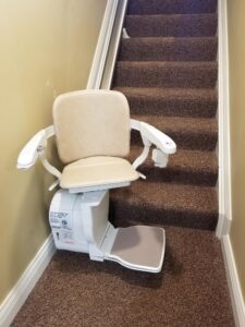 stair lift with automatic power swivel feature on the chair