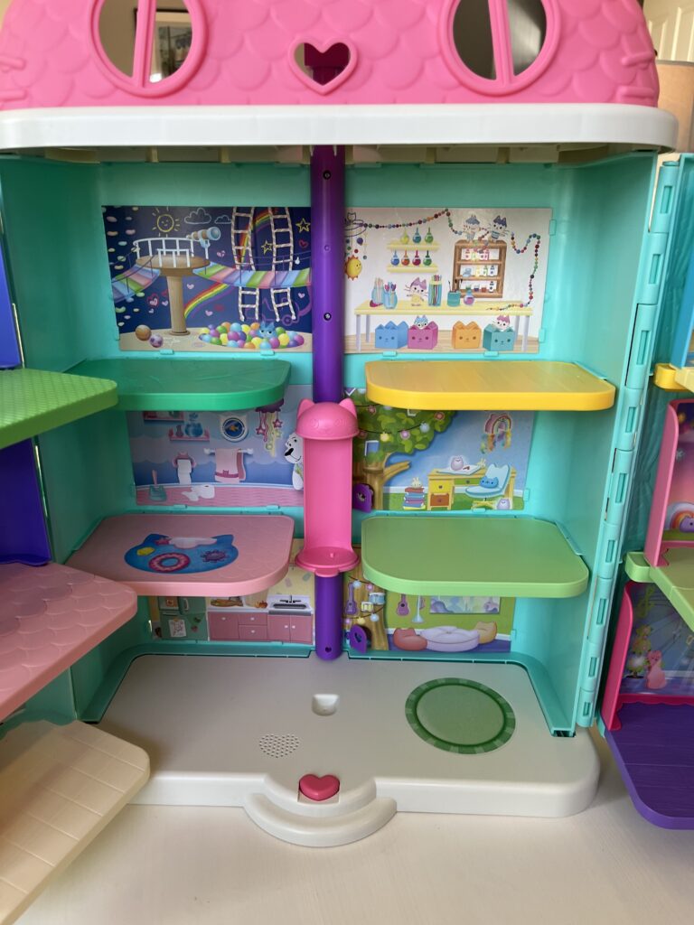 Barbie Dreamhouse toy featuring a shaftless elevator