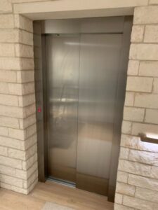 2-speed sliding elevator door in stainless steel