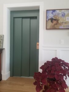 Green 3-speed sliding elevator door